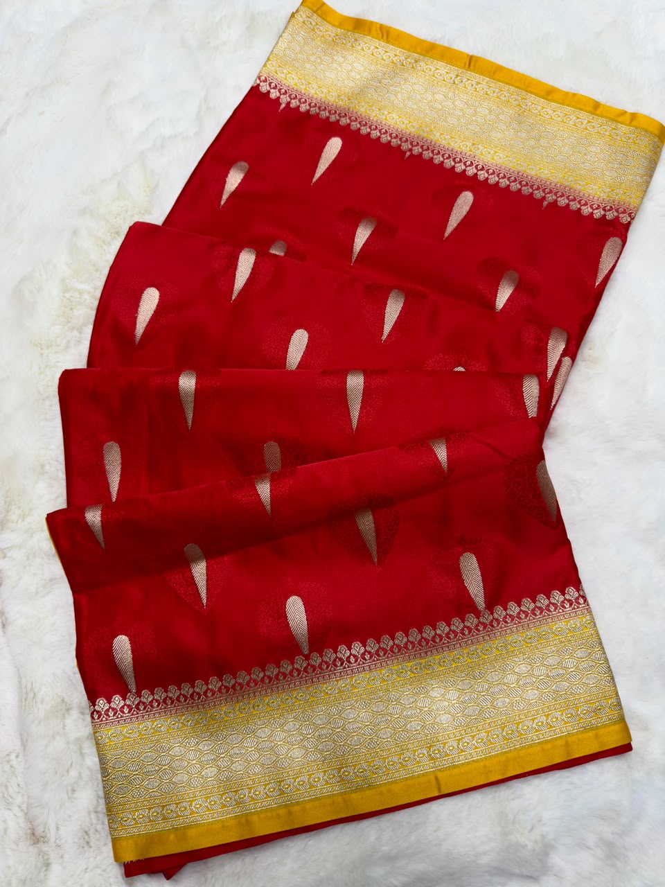 Banarasi Handloom Pure Mashru Silk Hand Weaving Contrast Dye With Heavy Pallu and Boarder Weaving Saree