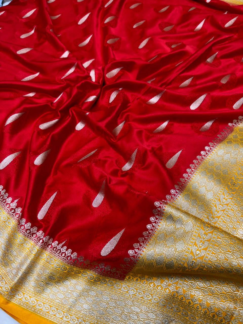 Banarasi Handloom Pure Mashru Silk Hand Weaving Contrast Dye With Heavy Pallu and Boarder Weaving Saree