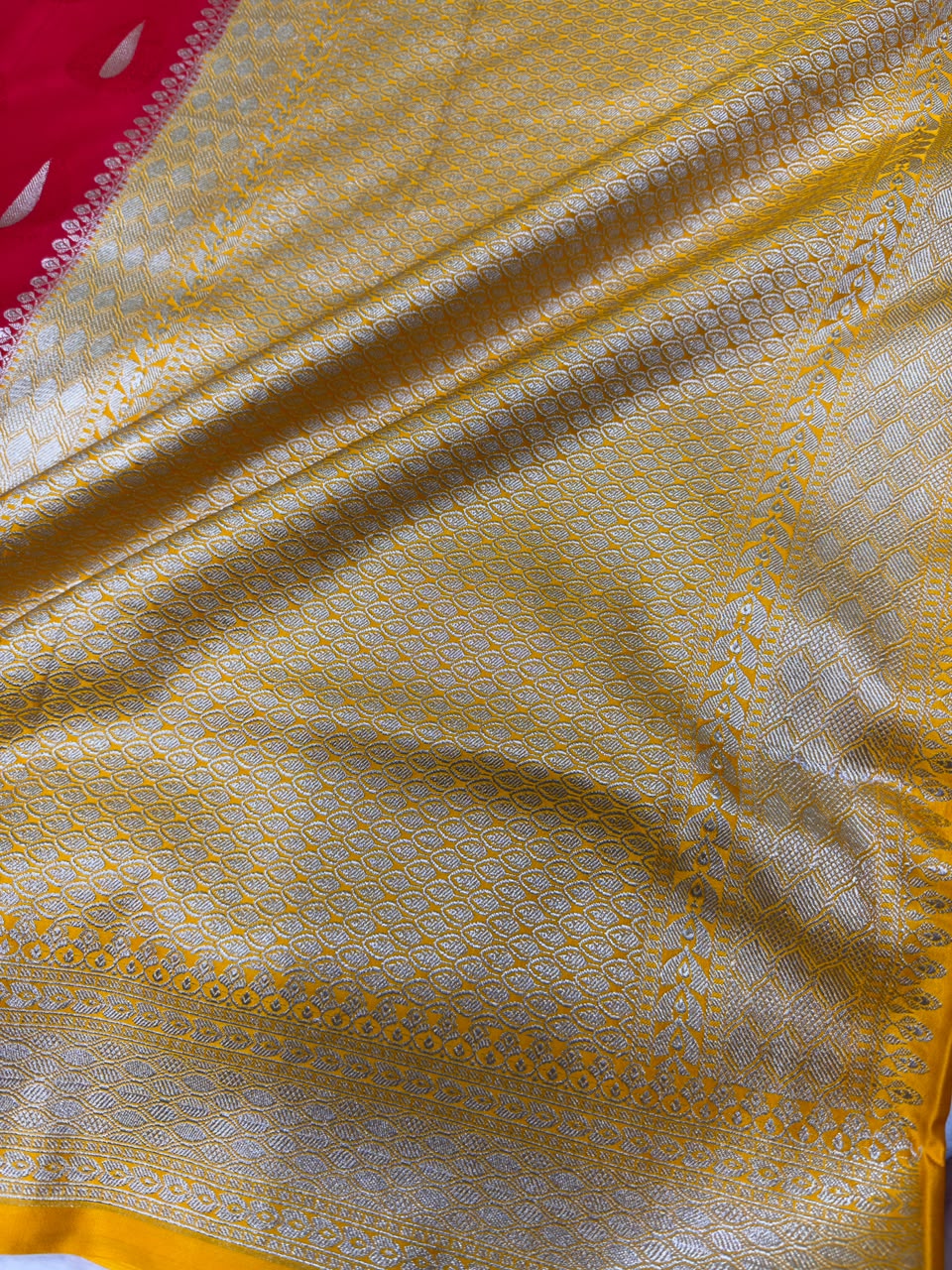 Banarasi Handloom Pure Mashru Silk Hand Weaving Contrast Dye With Heavy Pallu and Boarder Weaving Saree