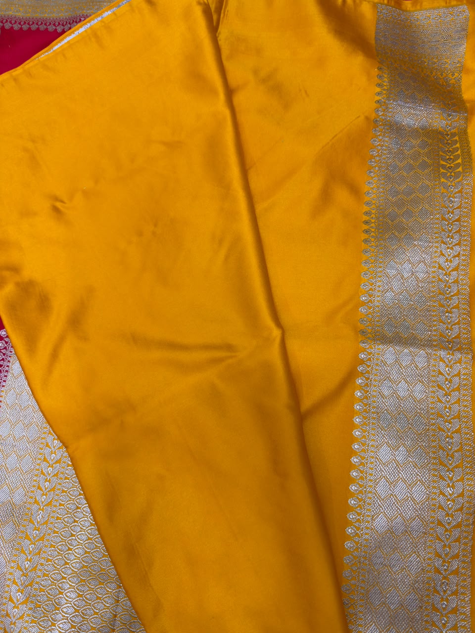 Banarasi Handloom Pure Mashru Silk Hand Weaving Contrast Dye With Heavy Pallu and Boarder Weaving Saree